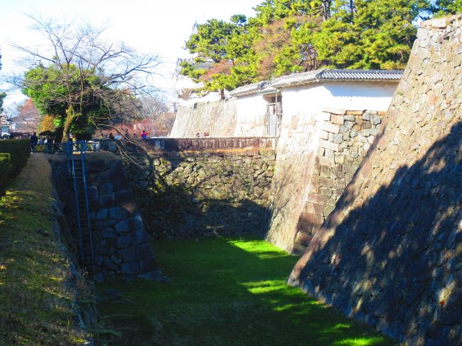 堀に石造りの橋をかけることも一般的にはありえない。ガイドさんが言うには、いわば攻めて来た敵を騙す目的で、橋も架け、堀に水も張らなかったらしい。「空城計」のようなものか......。