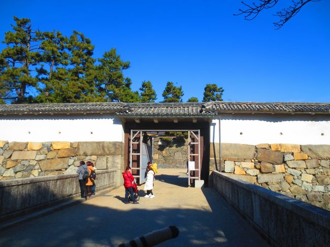 本丸表二の門<br /><br />本瓦葺の高麗門で、内門である表一の門とともに枡形を形成していた。現存する数少ない名古屋城創建当時の建造物。