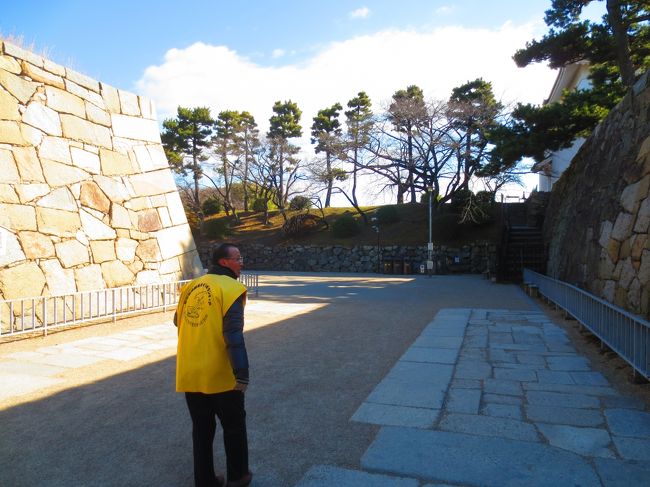 この辺りに本丸表一の門があった。入母屋造で本瓦葺の二階建て。門扉の上に石落とし。1945年に空襲で焼失。<br /><br />黄色い半纏を着ているのがガイドさん。熊本出身で長く自動車メーカーに勤務されていたようだ。名古屋城に関することだけではなく、名古屋についてもたくさん話してくださった。ガイドツアーは通常60～90分程度。この日は、120分もおつきあいくださった。豊富な知識で非常に参考になる情報をありがとうございました。