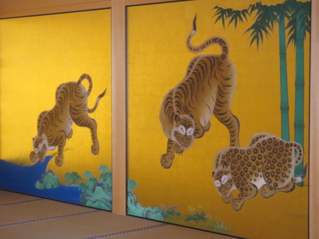 狩野派の絵師は虎も豹も見たことがなく、豹はメスの虎だと勘違いしたらしい。