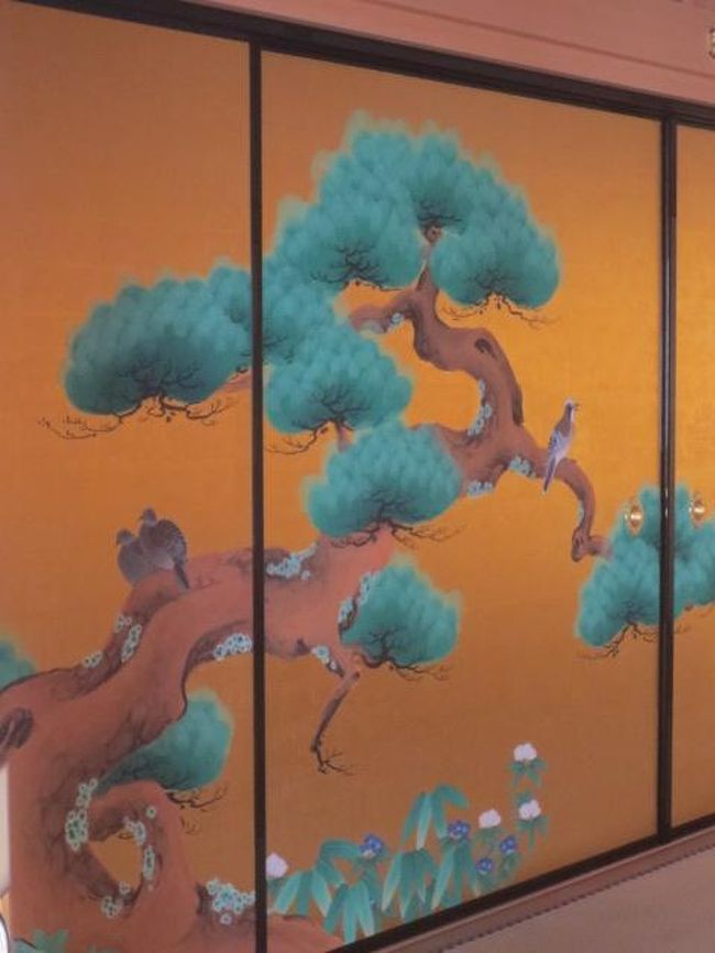 表書院<br /><br />藩主が来客や家臣との公的な謁見に用いた表書院に描かれているのはキジ。