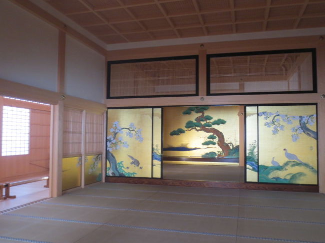 松の絵の前に藩主が着座。