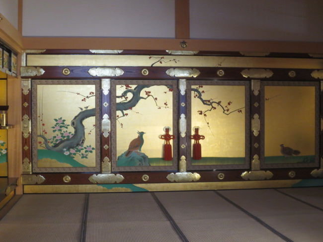 武者隠し<br /><br />武者隠しの後ろに藩主の控え室があったらしく、藩主が上殿に現れる際は、武者隠しの扉を利用したらしい。