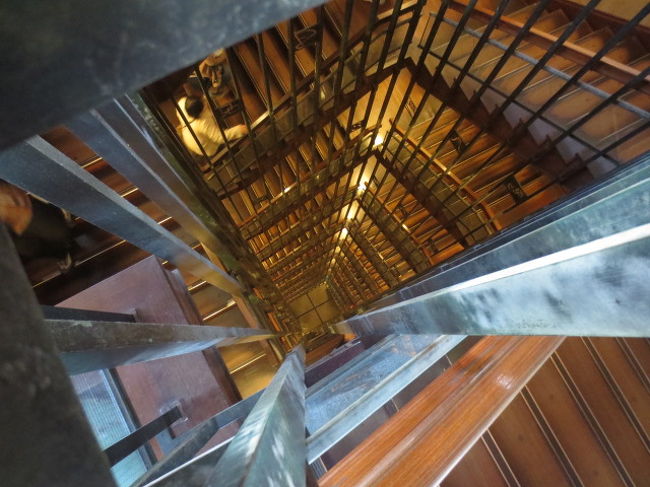 現在の天守は1959年に再建されたもので、鉄筋コンクリート製。エレベータもある。