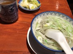 あまり食べる機会のなかった牛タンを
駅ビルの中で食べることにしました。
ちょうどお昼時で
30分いくらい並んでたべました。
たんや善治郎です。
牛タン重にしました。
最初に来たスープがとてもおいしかったです。