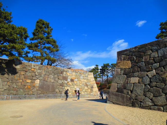 表二の門を入ると......<br /><br />周りから矢が飛んでくる。