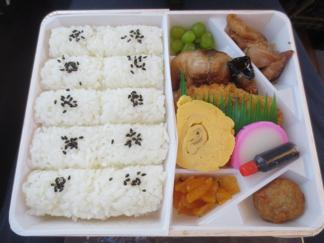 しかし、バスの中で食べている人はまったくいなく、とても静か。聞こえてくるのは、走行音と書類を見ている人が紙を捲る音のみ。その中で、音を極力立てないよう、弁当完食。でも、匂いは拡散させていたに違いない。すみませんでした......。