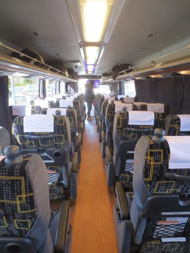 乗客者数は20～60代の16名のみ（うち女性2名）で、幸運なことに’隣には誰も座らなかった。