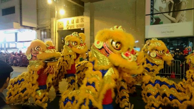 ４年ぶりのパレードを楽しむ