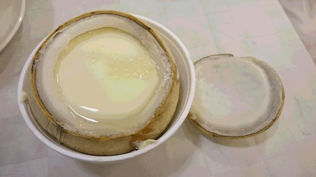 暖かいツバメの巣入りプリン。いつも大人気。<br />出来てもすぐなくなり、タイミングを逃ささずに、<br />とりに行くべし！<br />たぶん、出来上がったら、広東語で放送してる気がします。