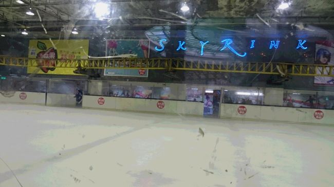 上の階にスケートリンクがありました。<br />