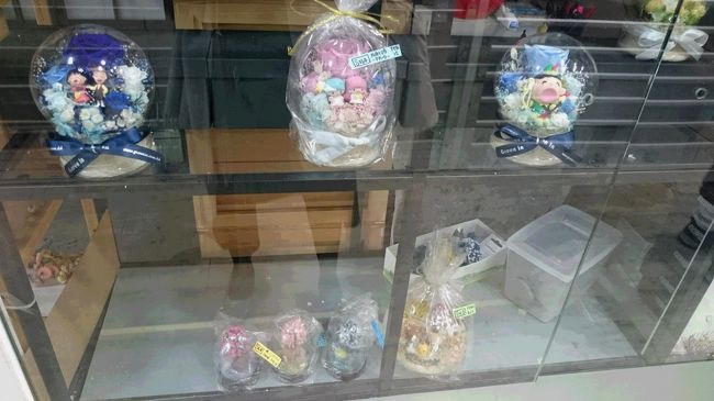 中のお店はお正月で休みが多かったけど、香港らしい。<br />花束とかも、キャラクターで作ったりするから、なるほど・・・って感じ。