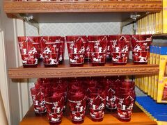 ミニー・オー!ミニー終了後、ホームストアで先日売り切れで確認できなかったコップとお皿を見にワールドバザール内にあるホームストアへ！
レストランなどと同じ紙カップデザインのコップはありましたが、グレートアメリカン・ワッフルカンパニーのワッフルが乗ったメラニン製のお皿が、前日に再販されましたが、即日完売したようです。
再度再販があるようすが、いつになるかは未定でした。