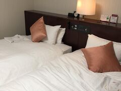 チェックインしました。
キーがないとエレベーターが動きません。
1つしか作らなかったので
夫はタバコを吸いにでたあと乗れなくなりました。
フロントで2つ用意できますといってくださいます。
アメニティもいただきました。