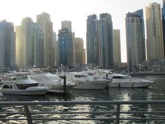 ホテルで休憩後「Dubai Marina」までお散歩