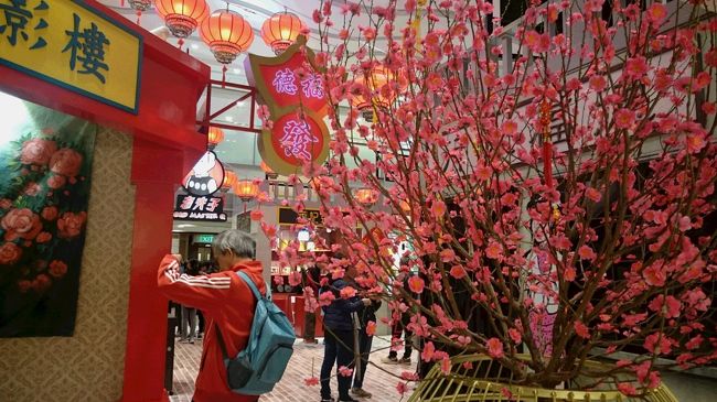 『粤東磁廠』へ、食器を買いにはるばる来た。<br />どこも活気がある。