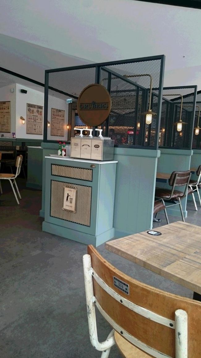 やっぱり、お休みだった・・・( ;∀;)<br />MTR九龍湾駅にて、休憩にお茶します。