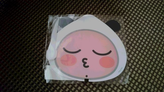 パレード中は、いろんなプレゼントが配られていて（お菓子お水の入った袋や、ディズニーランドはシールを配ってくれる）手を一生懸命沿道に伸ばし、運がよければ貰える。<br />今回は、うちわとディズニーランドのシールをゲット。