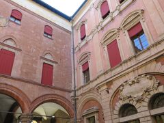 2008年までは実際に市庁舎だったそうですが、現在は
20世紀の画家ジョルジョ・モランディの美術館（Museo Morandi）
と市立美術館（Collezioni Comunali d'Arte）となっています。