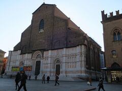 マッジョーレ広場　「サン・ペトロニオ聖堂」

ボローニャの守護聖人、聖ペトロニオを祀った
未完成のままの教会。

