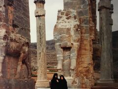 12時30分。世界遺産・ペルセポリスにやってきました。
ペルセポリスはアケメネス朝ペルシアの都で、ペルシア語ではタフテ・ジャムシード（ジャムシードの玉座）といいます。

写真はクセルクセス門。

