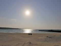伊良部島に渡ったら渡口の浜へ・・・。

地元のおじぃ二人が海を見ながらおしゃべりしてました。