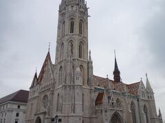 １０分で最寄りの Szentharomsag ter に到着。

バス停を降りてすぐが教会前の広場になってました。