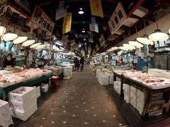 その後アウガ地下の新鮮市場行ってみましたが遅い午後なので、開いてるお店少なかったですね。

でも安くて魅力的な新鮮な海産物はありましたよ。