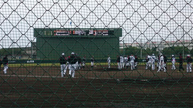 雨が上がって試合の準備が進む。