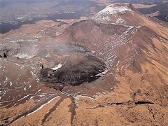 上空から見た阿蘇中岳火口(1)
雪を頂く高岳の手前の中岳 (1,506m)は，ほぼ画面中央上方の峰。
画面右側の峰より約10m高い。
(撮影日時 2018/02/24 14:48)