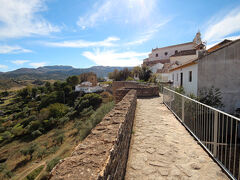 反対側を向けば、先ほど通ったアルモカバル門近くに建つエスピリトゥサント教会（Iglesia del Espiritu Santo）も見えます。