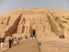 今から3000年以上に作られた巨大な神殿。その後は砂に埋もれていたが、探検家によって発見されたという、とてもロマンチック。中に描かれたレリーフも興味深い。