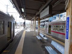 この電車の終点、信州中野駅に到着。