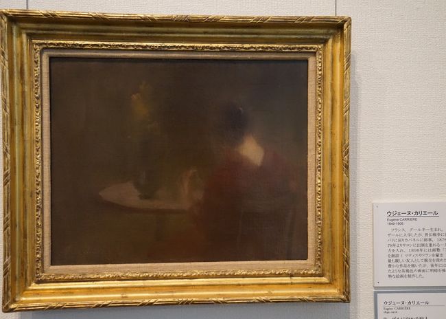 ウジェーヌ・カリエール「テーブルに向う婦人」1880－85年<br />19世紀フランス象徴主義を代表する画家の一人、ウジェーヌ・カリエールは褐色の靄がかかったような独特の絵画手法で知られます。