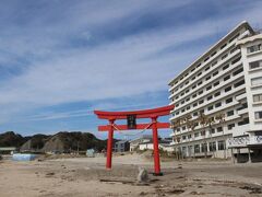 勝浦港を通り越して、ホテル三日月の裏手にビーチがありました♪
（そして何故か鳥居も・・・）