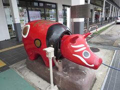 そして福島県に移動しました。
まずは会津若松駅前に行って、会津に来たら必ず会いに行ってる巨大赤ベコを見ました。
ボタンを押すとセリフが流れる。
前来た時と声が変わってた。
