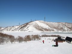 田代湖に向かって滑っていきます。
いい雪を求めて来てみましたが、急激に気温が上がり雪も緩み、すっかり春スキーの装いでした。
怪我をする前に少し早めに上がることにしました。