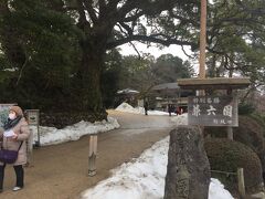 金沢駅前の日産レンタカーまで市内観光を兼ねてジョギング。数日前の北陸地方の大雪で兼六園も雪景色。