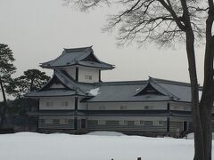 金沢城公園は雪で歩くのにも一苦労。