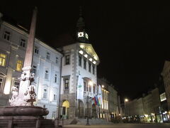 ライトアップされた市庁舎