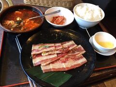 昼酒は効きましたが、腹も減った～。
生麦駅近くの安楽亭で焼肉ランチ。