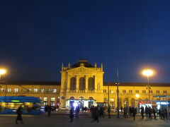 トミスラフ広場の前は夜のザグレブ駅

トラムに乗って一旦ホテルに戻る

夜はザグレブ女子大生たちと交流します 笑