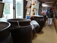 試合終了。キャンプ見学を終え、飛行機の時間まで島内観光。泡盛工場の見学に向かう。まず八重泉の工場に行ってみたが、日曜日なのでやっておらず。次に於茂登の高嶺酒造に。