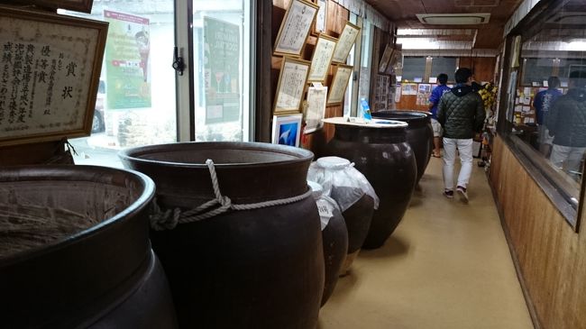 試合終了。キャンプ見学を終え、飛行機の時間まで島内観光。泡盛工場の見学に向かう。まず八重泉の工場に行ってみたが、日曜日なのでやっておらず。次に於茂登の高嶺酒造に。