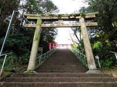 境内には丹生官省符神社へと続く石段があり、途中には石鳥居が建っています。さらに、鳥居の横には高野町石が建てられています。
