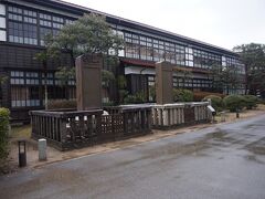次に行ったのは萩藩校明倫館跡。
その跡地に建っていた旧明倫小学校校舎が平成29年3月から「萩・明倫学舎」という観光地になっています。
オープンしたばかりの明倫学舎を見学しました。