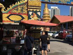 腹ごなししたところで観光スタート。まずはここ、寝釈迦仏寺院（Wat Chayamangkalaram）。ここでタイの雰囲気を味わえるなんて・・・とやはりタイとのご縁を感じずにはいられませんでした。