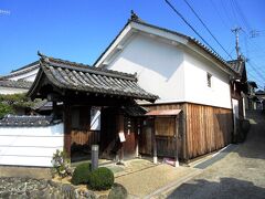旧萱野家は江戸時代中期に高野山眞蔵院の里坊として建立され、明治時代まで続いた由緒ある民家で、現在は町が保存・保護しています。
