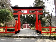 九度山駅まで戻ると、電車で橋本へ行き、JR和歌山線で笠田まで向かいます。笠田駅からは、かつらぎ町コミュニティバスを利用して、丹生都比売神社へ。丹生都比売神社は天野盆地の標高450mの場所に1700年以上前に創建されました。