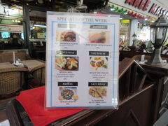 【レストランPatrick's】
金曜日、ムール貝の大盛り＠450バーツ≒1500円が人気
二人で一つで十分。
外人さんは、一人に１個注文....大盛りにビックリ！！！